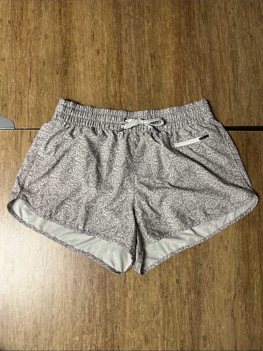 Vuori like new clementine 2.0 light grey drawstring track performance shorts